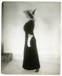 Správný způsob, jak stát při chůzi, cca 1905-18 (želatinová stříbrná fotografie)