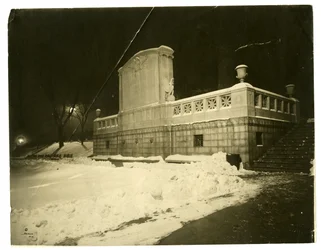 Shawův památník vzadu v noci, Boston, USA, cca 1902-10 (želatinová stříbrná fotografie)