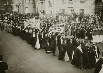 Ženy v akademických šatech pochodují v průvodu za volební právo v New Yorku, 1910