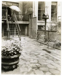dvorek s domečkem pro ptáky, New York, USA, cca 1905-40 (želatinová stříbrná fotografie)