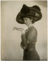 profil opeřeného klobouku, cca 1905-18 (želatinová stříbrná fotografie)