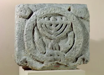 Reliéf zobrazující menoru z Umm Qeis (starověká Gadara) Jordánsko (čedič)