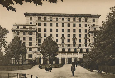 Mountain Mass of Masonry na nejcennějším místě West Ends, c1935.