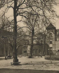 Pod jilmy na nádvoří nemocnice Middlesex, c1935.