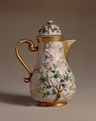 Kávová konvice, zdobená aplikovaným reliéfem, Míšeň, porcelán cca 1710