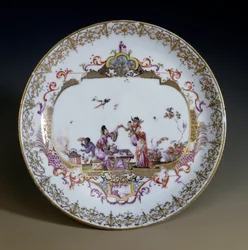 Německé umění: Míšeňský porcelán. Chinoiserie představující asijské postavy pijící čaj. Talíř zdobený Johannem Gregorem Hoeroldtem (nebo Heroldem 1696-1775), kolem roku 1730. Paříž, dekorativní umění