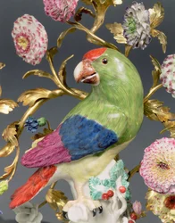 Detail z dvojice tříramenných ormolu Ludvíka XV a svícnu papoušků papoušků míšeňských, c.1742