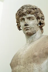 Antinoos, socha z parského mramoru, z Apollónova chrámu v Delfách v Řecku, římská civilizace, 2. století n. l., detail