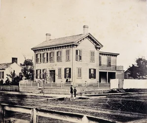 Abraham Lincoln pózuje před svým Springfieldem, Massachusetts Home, cca 1860-1870 (tisk alba)