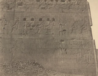 Edfu - sochy a nápisy na orientální tváři, 1854 (foto)