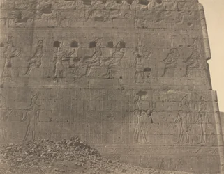 Edfu-sochy a nápisy na orientální tváři