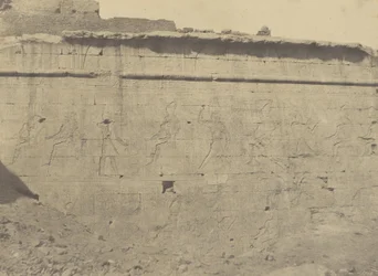 Edfu, sochy a nápisy východní fasády ohradní zdi