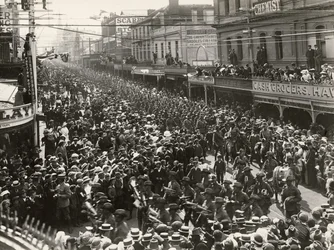 12. prapor AIF pochoduje městem před odjezdem do zámoří, Hobart, Tasmánie, 14. října 1914.