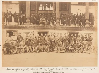Důstojníci a muži brigády brigádního generála Gougha zajati na náměstí Shah Shujahova paláce, 1880