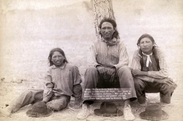 Tři lakotští dospívající chlapci v západním oblečení, 1891