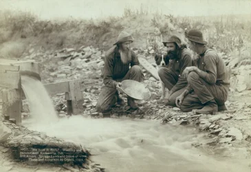 Mytí a rýžování zlata, Rockerville, 1889