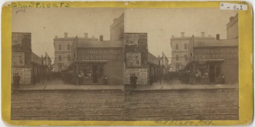 Pohled na obchod John R. Walsh Periodicals na Madison Street, Chicago s poštou v pozadí, 1869