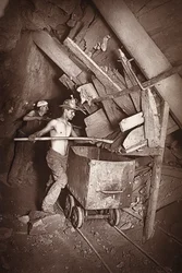 Mlýn na 412, důl Dolcoath, ilustrace z „Mongst mines and mineers, aneb Underground Scenes by Flash-Light“ od J. C. Burrowse a Williama Thomase, hospoda. 1893 (sépiová fotografie)