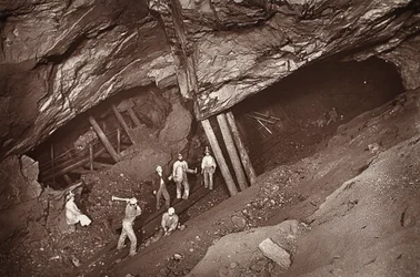 Tramvaj 70, důl East Pool, ilustrace z „Mongst mines and mineers, nebo Underground Scenes by Flash-Light“ od J. C. Burrowse a Williama Thomase, hospoda. 1893 (sépiová fotografie)