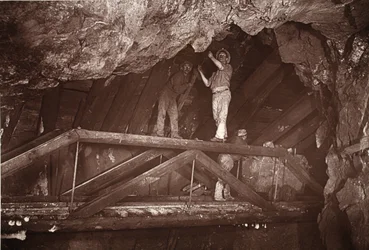 Most, důl East Pool, ilustrace z „Mongst mines and mineers, or Underground Scenes by Flash-Light“ od J.C. Burrowse a Williama Thomase, hospoda. 1893 (sépiová fotografie)