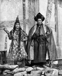 Lamističtí kněží Sikkim v róbách, klášter Talung, Indie, 1922.