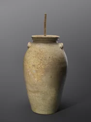 Churn, c. 1850-1883 (alkalická glazovaná kamenina se dřevem)