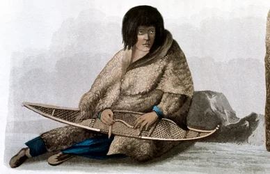 Měděná indická dívka opravující sněžnice, 1823
