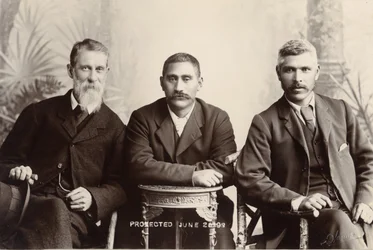 William Australia Graham, král Mahuta Tawhaio a Tahuna Heirangi, červen 1898 (stříbrný želatinový tisk)