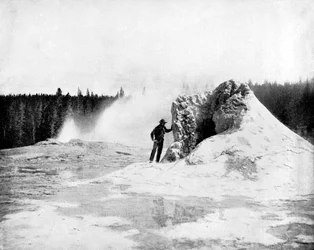 Kráter gejzíru Giant, Yellowstonský národní park, USA, 1893