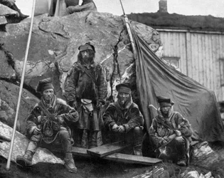 Skupina Laponců v Norsku, foto c. 1890 (černobílá fotografie)
