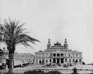 Kasino Monte Carlo postavené v roce 1863 Charlesem Garnierem (černobílá fotografie)