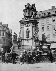Památník na památku Gutenberga (v.1397-1468), německého vynálezce knihtisku, Francfort (č/b foto)