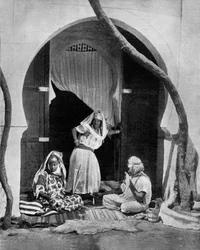 Skupina maurských žen, Alžírsko, kolem 1890, fotografie Johna Lawsona Stoddarda (1850-1931), cestovatele a přednášejícího, vzdělávací publikace pro Chicago