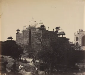 Taj Mahal, zadní pohled na Rest-House, s figurou, c. 1858-1862.