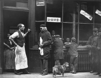 Domov odsouzenců z filmu Street Life in London od J. Thomsona a Adolphe Smithe