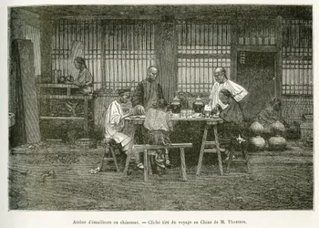 Řemeslníci z cloisonnské dílny v Pekinu. Rytina podle fotografie M. Thomsona pro ilustraci cesty do Pekinu a severní Číny od T. Chutze, v roce 1873, publikovaná v „“ Le tour du monde ““ 1876, editoval Edouard Charton, vydání Hachette, Pa
