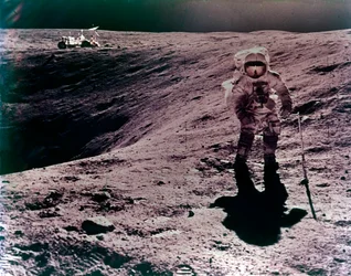 Astronaut Charles Duke na místě přistání Descartes, mise Apollo 16, duben 1972.