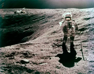 Astronaut Charles Duke na místě přistání Descartes, mise Apollo 16, duben 1972.