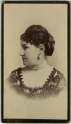 Paní William Astor (sépiový tisk)