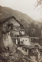 Album "Meine weltkriegs - Erinnerungen Jihozápadní fronta (Korutany, Itálie, Jižní Tyrolsko) (Moje světová válka - vzpomínky na jihozápadní frontu v Korutanech, Itálie, Trentino-Alto Adige) 31/03/1915-12/11/ 1918 - Josef Zohles Wien ": trosky domu (čb