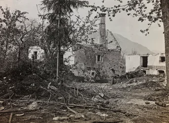 Album "Moje světová válka - vzpomínky na jihozápadní frontu v Korutanech, Itálie, Trentino-Alto Adige) 31.3.1915-12.11. 1918 - Vídeň Josefa Zohleho ": sutiny v Bovci (čb foto)