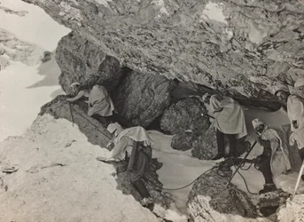Album "Moje světová válka - vzpomínky na jihozápadní frontu v Korutanech, Itálie, Trentino-Alto Adige) 31.3.1915-12.11. 1918 - Josef Zohles Vídeň ": vojenský bunkr v hoře