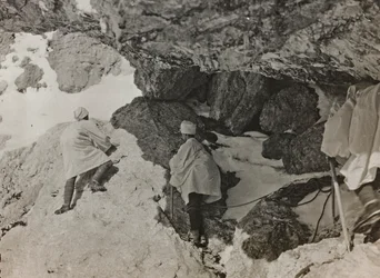 Album "Moje světová válka - vzpomínky na jihozápadní frontu v Korutanech, Itálie, Trentino-Alto Adige) 31.3.1915-12.11. 1918 - Josef Zohles Vídeň ": vojenský bunkr v hoře