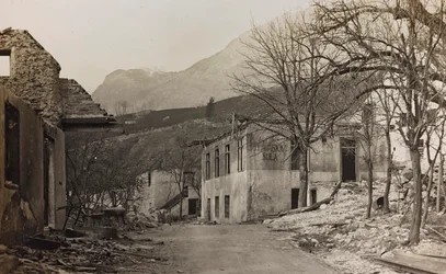 Album "Moje světová válka - vzpomínky na jihozápadní frontu v Korutanech, Itálie, Trentino-Alto Adige) 31.3.1915-12.11. 1918 - Vídeň Josefa Zohleho ": sutiny v Bovci (čb foto)
