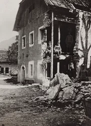 Album "Moje světová válka - vzpomínky na jihozápadní frontu v Korutanech, Itálie, Trentino-Alto Adige) 31.3.1915-12.11. 1918 - Vídeň Josefa Zohleho ": sutiny ve Valbruně (čb pho