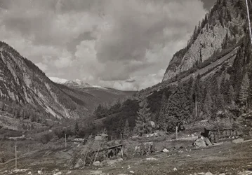 Album "Moje světová válka - vzpomínky na jihozápadní frontu v Korutanech, Itálie, Trentino-Alto Adige) 31.3.1915-12.11. 1918 - Josef Zohles Vídeň ": vojáci v údolí L