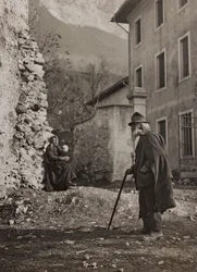Album "Moje světová válka - vzpomínky na jihozápadní frontu v Korutanech, Itálie, Trentino-Alto Adige) 31.3.1915-12.11. 1918 - Vídeň Josefa Zohleho ": starý muž na venkovské cestě (