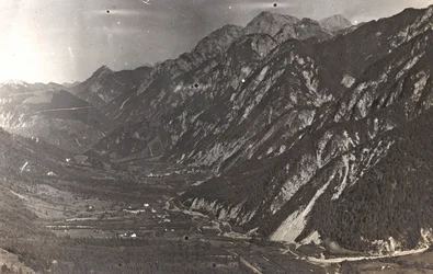 Album "Moje světová válka - vzpomínky na jihozápadní frontu v Korutanech, Itálie, Trentino-Alto Adige) 31.3.1915-12.11. 1918 - Vídeň Josefa Zohleho ": panorama (č/b foto)