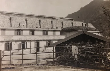 Album "Moje světová válka - vzpomínky na jihozápadní frontu v Korutanech, Itálie, Trentino-Alto Adige) 31.3.1915-12.11. 1918 - Vídeň Josefa Zohleho ": pevnost Chiusaforte