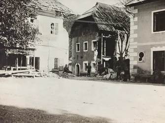 Album "Meine weltkriegs - Erinnerungen Jihozápadní fronta (Korutany, Itálie, Jižní Tyrolsko) (Moje světová válka - vzpomínky na jihozápadní frontu v Korutanech, Itálie, Trentino-Alto Adige) 31/03/1915-12/11/ 1918 - Josef Zohles Wien ": náměstí se sutinami 